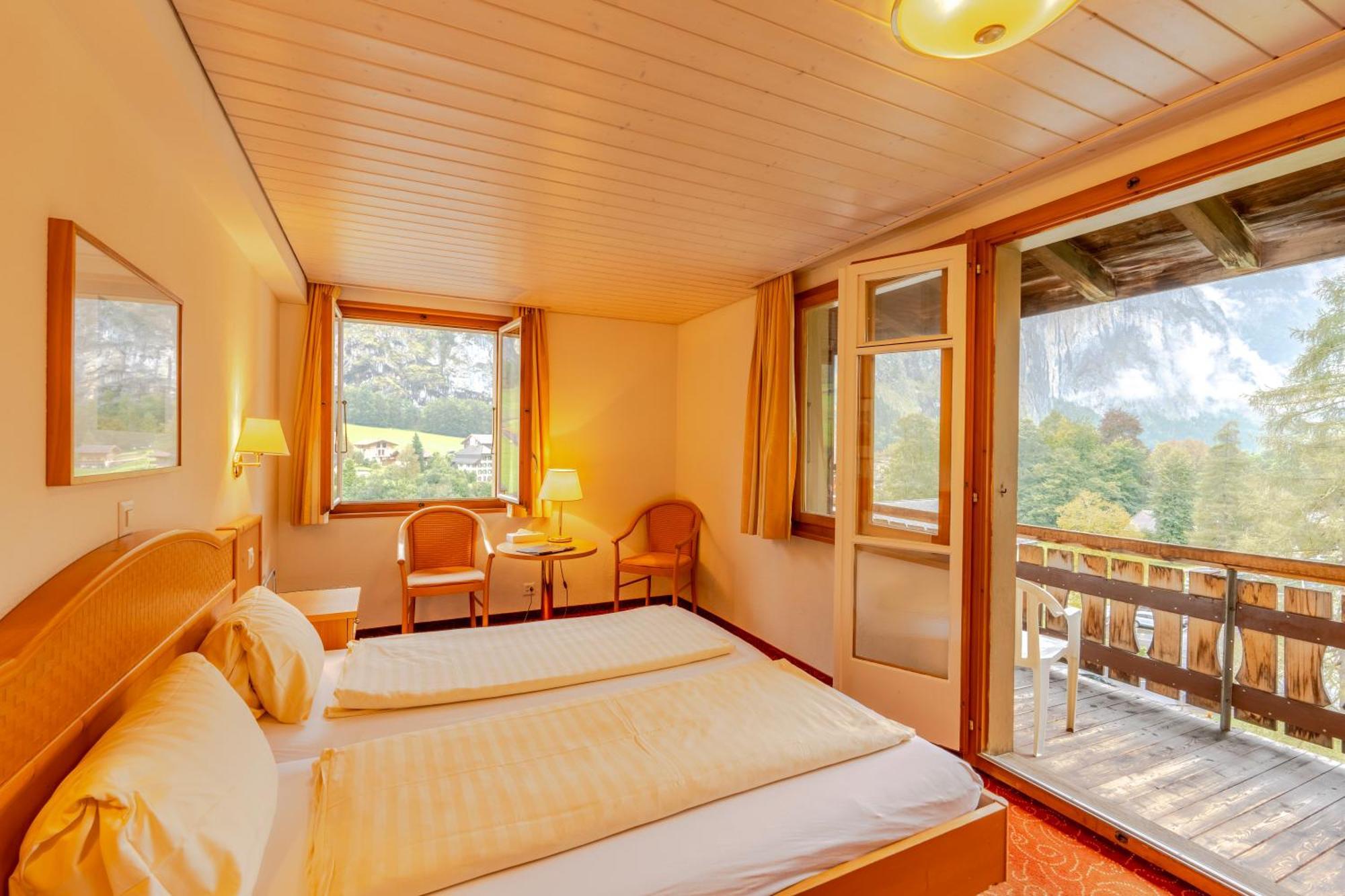 Doppelzimmer mit Balkon und Blick auf den Wasserfall