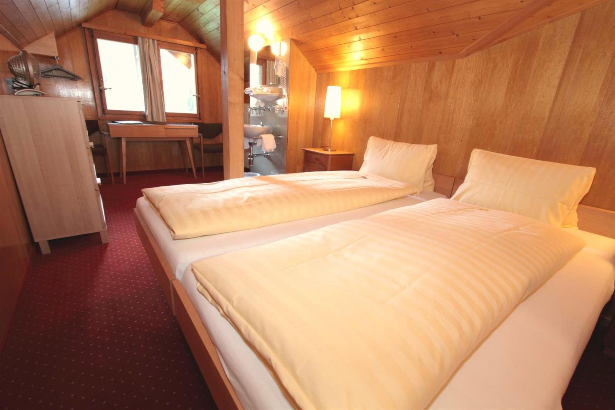 Schlichtes Zimmer im Dachgeschoss mit Gemeinschaftsbad (kein Aufzug)