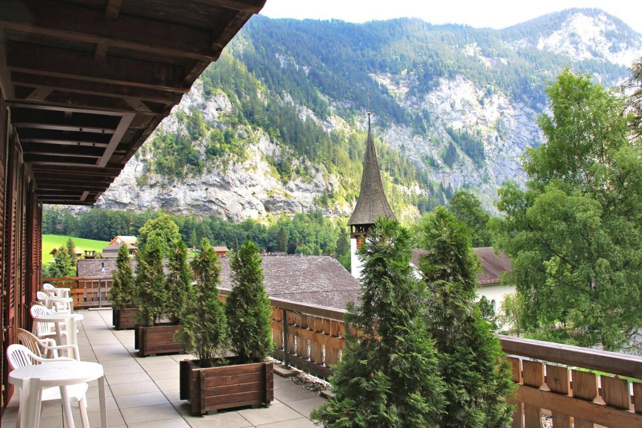 Vierbettzimmer mit Balkon und Blick auf den Wasserfall
